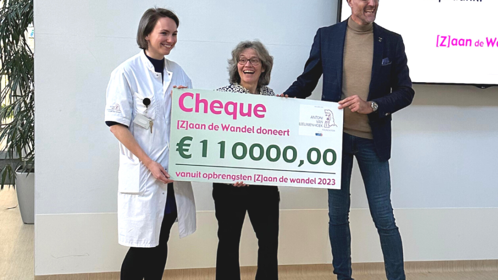 [Z]aan de Wandel cheque overhandiging aan Antoni van Leeuwenhoek